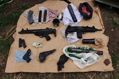 (FOTO) Srbija krcata ilegalnog oružja: U policijskoj akciji u Sremskoj Mitrovici zaplenjena velika količina naoružanja i eksploziva