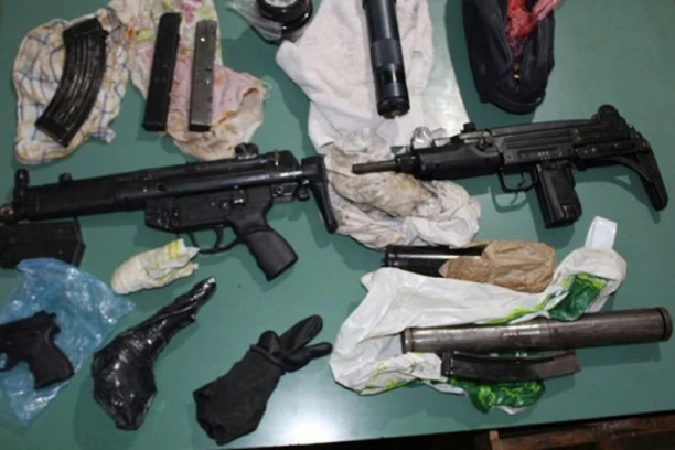 AUTOMATSKE PUŠKE, SNAJPER, EKSPLOZIVNE NAPRAVE...! U garaži na Novom Beogradu pronađena ogromna količina oružja! VELIKI BROJ POLICAJACA NA TERENU!