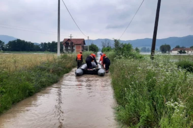 POTOP U STAROJ PAZOVI! Uplašeni ljudi na terasama, palo više kiše nego za vreme poplava 2014. godine (FOTO)