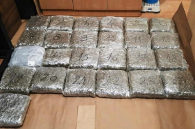 (FOTO) Žešća zaplena u Prijepolju: Beograđanin vozio auto PUN DROGE!