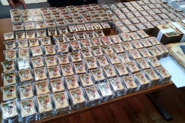 (FOTO) NIŠTA IM NIJE SVETO: Sprečen šverc 8.500 REPLIKA PRAVOSLAVNIH IKONA!