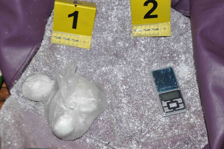 (FOTO) Dileri padaju kao muve: Uhapšeno 5 osoba u Beogradu, droga na sve strane!
