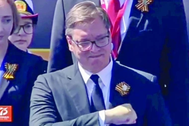 Vučićeva ruka na srcu: Ponosan na srpsku vojsku