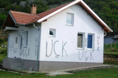 ŠIPTARI NE DAJU MIRA SRBIMA NA KOSOVU: Grafiti UČK-a na srpskim kućama!