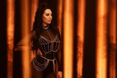 (FOTO, VIDEO) ŠOK! Katarina Grujić ugrozila sopstveni život na snimanju spota: Plamen baklje joj je zahvatio ruku, završila sa opekotinama!