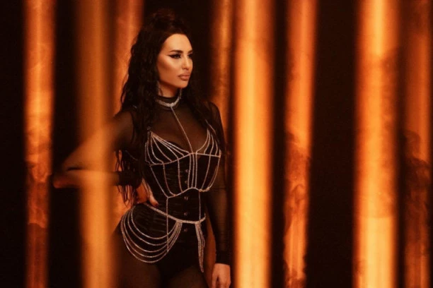 (FOTO, VIDEO) ŠOK! Katarina Grujić ugrozila sopstveni život na snimanju spota: Plamen baklje joj je zahvatio ruku, završila sa opekotinama!