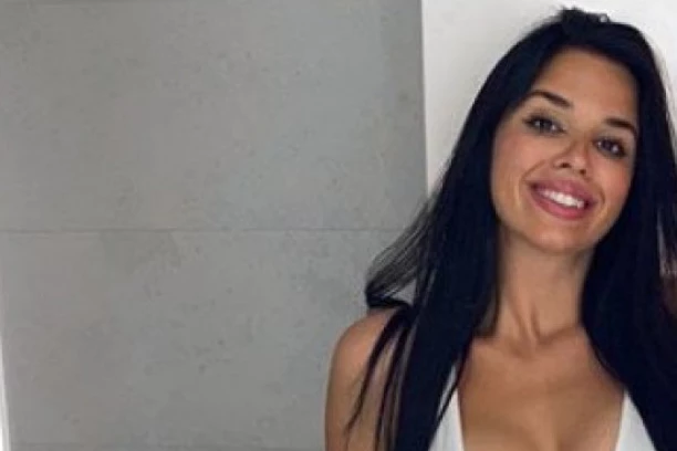 CELULITA NA PRETEK, SVA ORONULA: Ivana Knol uhvaćena u minijaturnom bikiniju, sve smo očekivali, ali ovo NE (FOTO)