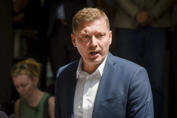 PRLJAVA IGRA ŠABAČKOG ŠERIFA: Zelenović ne da fotelju uprkos čistoj pobedi SNS