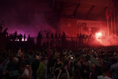 (FOTO) Krkljanac na proslavi titule Liverpula: Po Novaku drvlje i kamenje - Englezima je sve dozvoljeno!