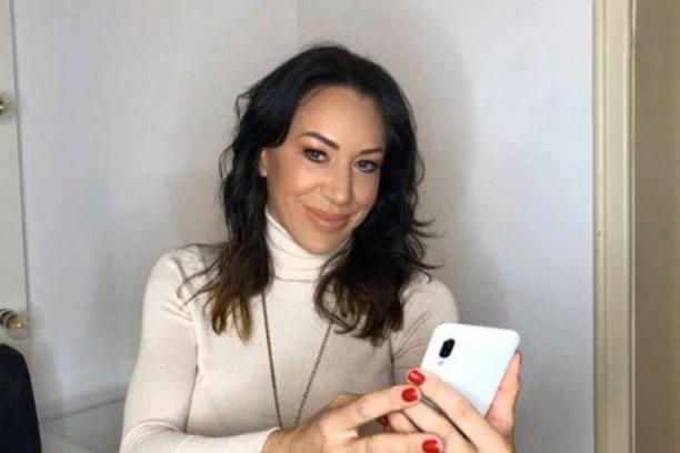 PROCURILA ROMANINA FOTOGRAFIJA IZ PROŠLOSTI! Pevačica u do sada neviđenom izdanju, neprepoznatljiva! (FOTO)