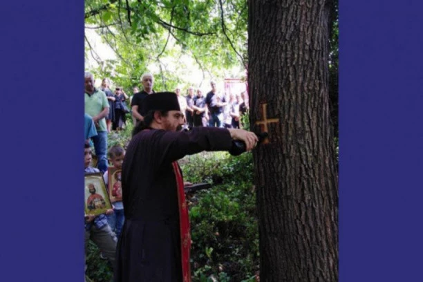 (FOTO) NASTAVLJA SE TEROR NAD SRBIMA: Oskrnavljen krst u povratničkom selu na Kosovu i Metohiji