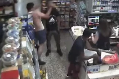 (VIDEO) JEZIVO NASILJE: Pesnicom u glavu nokautirao mladića usred prodavnice, zatim ga šutirao, a nećete verovati šta su ostali prisutni uradili!