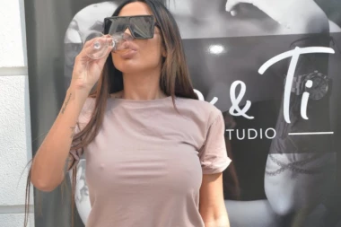 Da nije to ona iz čamca? Tijana Ajfon izašla prvi put u grad nakon zatvora i žvalavila se sa drugaricom u punom klubu!