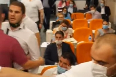 (VIDEO) HAOS! Na zasedanju Skupštine opštine Budva bačen suzavac