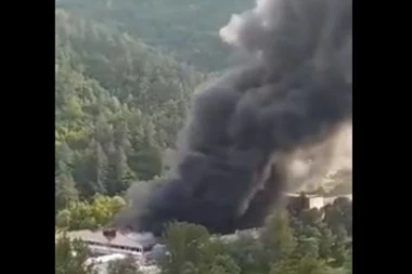 (VIDEO) GUST CRNI DIM NADVIO SE NAD PRIBOJEM: Izbio veliki požar, vatrogasci se bore sa plamenom stihijom!