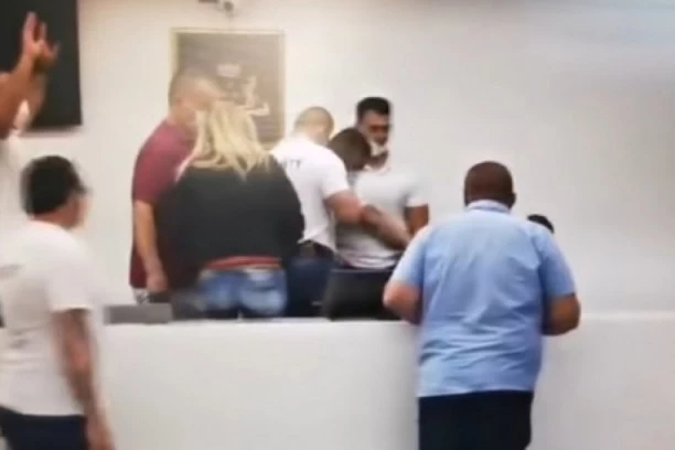 (VIDEO) ZAR JE OVO DRŽAVA?! Biber sprej i rvanje u Skupštini opštine Budva