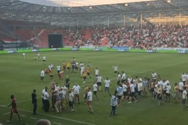 (VIDEO) Gigant ispao iz lige, besni navijači jurili fudbalere po terenu!
