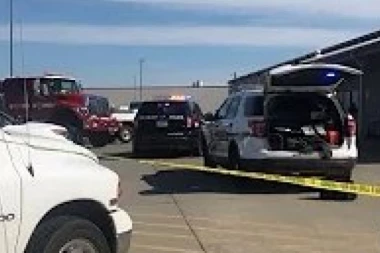 (VIDEO) AH, TAJ DIVLJI ZAPAD: Provalio kolima u prodavnicu pa počeo da puca, dve osobe stradale