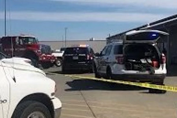 (VIDEO) AH, TAJ DIVLJI ZAPAD: Provalio kolima u prodavnicu pa počeo da puca, dve osobe stradale