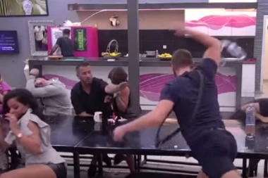 Mensur doživeo nervni slom u programu: Počeo da udara sve oko sebe i doziva brata da ga spase!