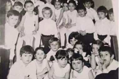 (FOTO) NA OVOJ SLICI JE POZNATI SRPSKI POLITIČAR: Da li možete da ga prepoznate?!