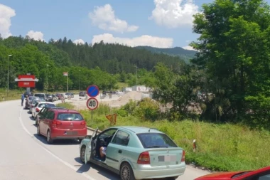 (FOTO, VIDEO) KOLAPS NA GRANICI SA BIH: Čeka se po sat vremena, kolone automobila u nedogled!