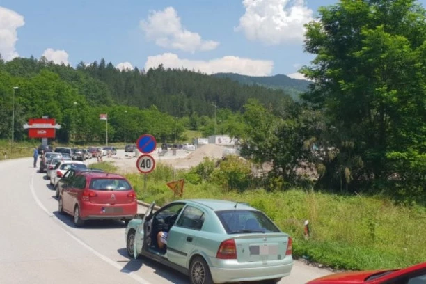 (FOTO, VIDEO) KOLAPS NA GRANICI SA BIH: Čeka se po sat vremena, kolone automobila u nedogled!