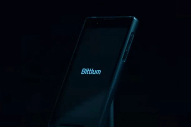 (VIDEO) Ovaj mobilni telefon je bukvalno NEUNIŠTIV: Za njega skoro niko čuo nije, a ovo je već peti model koji se pravi!