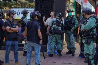 Opšta pometnja u Hongkongu: Naoružana policija razbila "tihi protest", korišćen biber sprej, uhapšeno više od 50 demonstranata