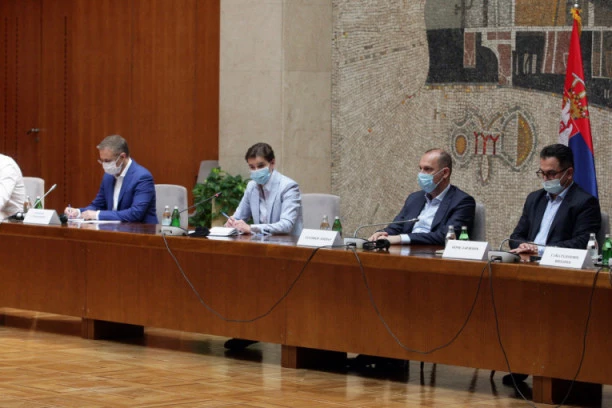 KRIZNI ŠTAB PRESEKAO - VRAĆAJU SE KONFERENCIJE OD 15H!