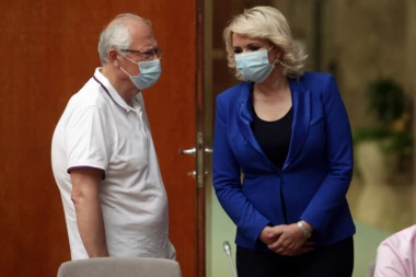 LAŽNA IGLA, FIZIOLOŠKI RASTVOR: Premijerka i doktori nisu ni primili vakcinu, A VEĆ SE ŠIRE TEORIJE ZAVERE!