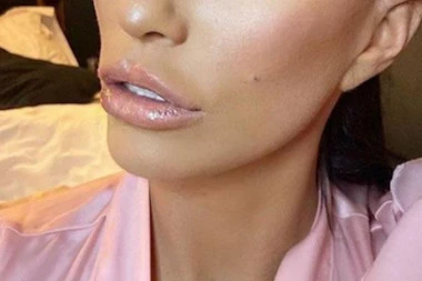 U ZADNJI ČAS POZVALA HITNU POMOĆ: Sin poznate pevačice hitno pebačen na intenzivnu negu!