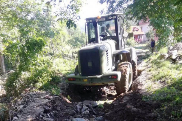 (FOTO) UZ SVOJ NAROD: Vojska Srbije i danas popravlja oštećene puteve i vodovode u poplavljenim područjima!