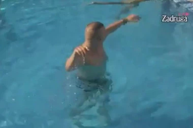 (VIDEO) Brendon zgrozio sve kod bazena: Plivao pa uradio NAJODVRATNIJU MOGUĆU STVAR!