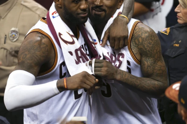 Džej Ar Smit i Lebron ponovo u istom klubu: Kontroverzni bek potpisao za Lejkerse!