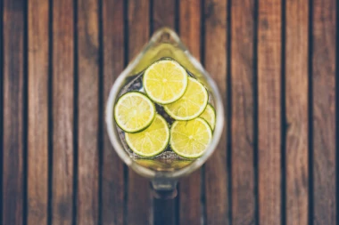 DA LI TREBA PITI VODU SA LIMUNOM PRE SPAVANJA: Šta kaže nauka?