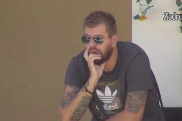 (VIDEO) JANJUŠ ZINUO KAD JE VIDEO OVAJ PRIZOR! ONA nikad zavodljivija u roze suknjici i halterima u vrtoglavim štiklama prošetala savršene obline i raspametila sve!