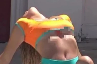 (VIDEO) Svi se takmiče za Miss mokre majice, a ona za Miss gole grudi: Luni ispale si*e, a ona se opušteno uvijala pred mamom i tatom!