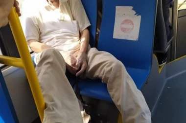 (FOTO) KAO U SVOJOJ KUĆI: U želji da održi distancu u autobusu, ovaj deda je uradio nešto što je izazvalo pometnju na društvenim mrežama!