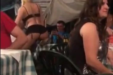 (VIDEO 18+) Vašar u Vrdniku u duhu "tradicije"! Dok gola go-go igračica meša, gostima ide voda na usta