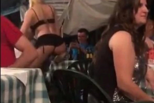 (VIDEO 18+) Vašar u Vrdniku u duhu "tradicije"! Dok gola go-go igračica meša, gostima ide voda na usta