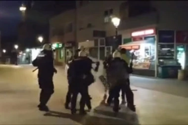 (VIDEO) MILOVI "JUNACI" ZAVODE (NE)RED: Sedam crnogorskih policajaca bez povoda krvnički pretuklo mladića!
