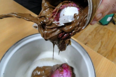 (FOTO) Slatko, slađe, carinik može svašta da se nađe: Krili drogu u tegli nutele i donjem vešu!