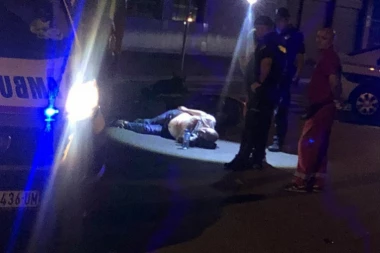 (FOTO, VIDEO) Užas u Beogradu: Pijani motociklista leži na zemlji, kaciga odletela 20 metara od mesta nesreće