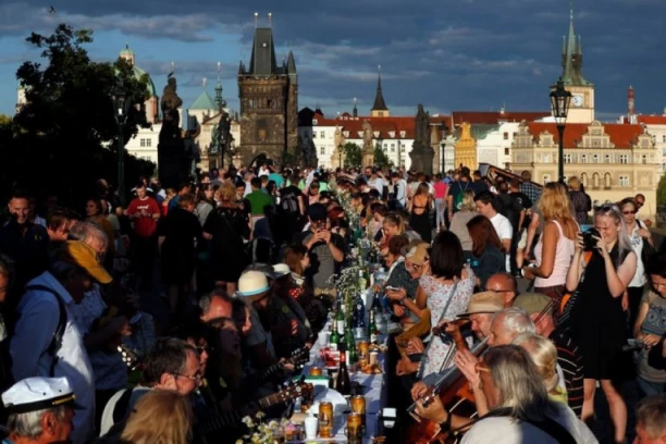 NAPADNUTA ČEŠKA AMBASADA! Polivena crvena boja na ulazu u diplomatsko predstavništvo! Težak VANDALIZAM!