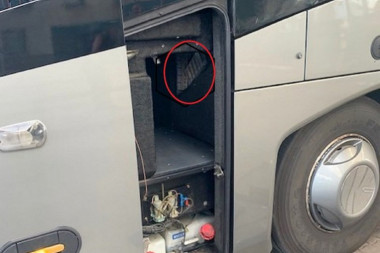 (FOTO) DA ZINEŠ OD ŠOKA: Tapacirali bunker autobusa, pa napunili sa 930 paklica cigareta!