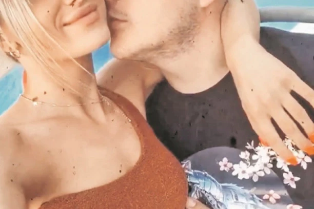 Živojinović obletao oko plavuše dok je ona pravila selfi: Viktorova devojka se baškarila u Breninom bazenu!