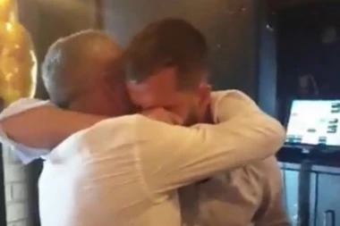 (VIDEO) Pogodila ga pesma Šerifa Konjevića: Pjanić slavio odlazak u Barsu pa zaplakao i zagrlio oca