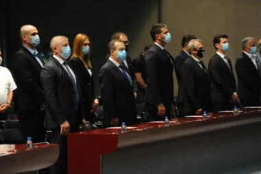 (FOTO) EMOTIVAN OPROŠTAJ FUDBALSKE SRBIJE: Petko, HVALA ti za sve!