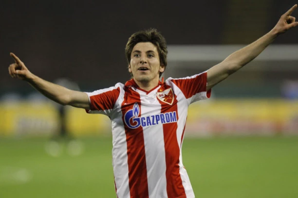 ZBOG LIGE ŠAMPIONA: Mladenović POTPISUJE trogodišnji ugovor!